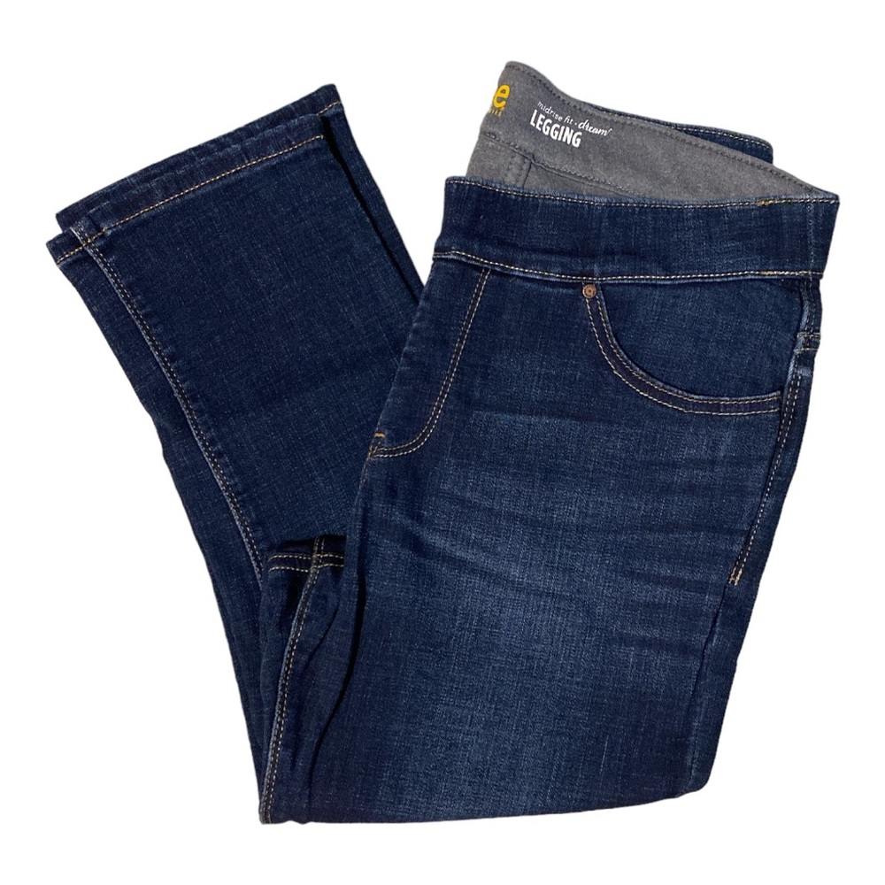 Like new Lee mid rise fit legging capri jeans